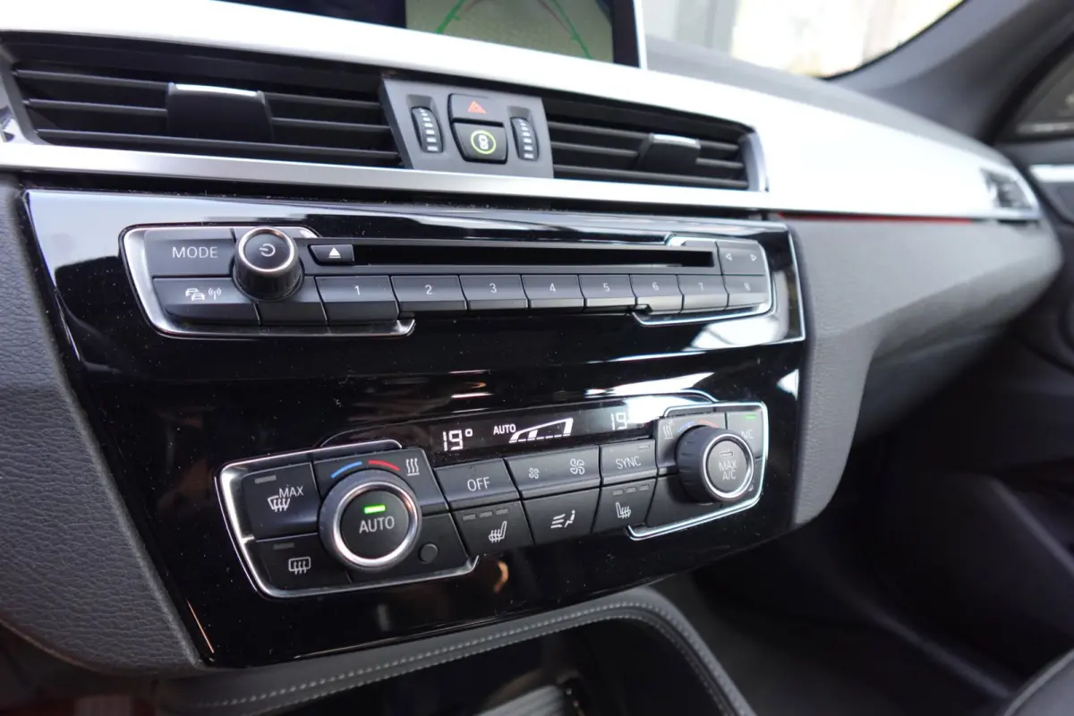 BMW X1 sDrive20i High Executive PANO NAVI LEDER VOL