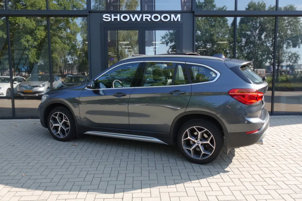 BMW X1 sDrive20i High Executive PANO NAVI LEDER VOL