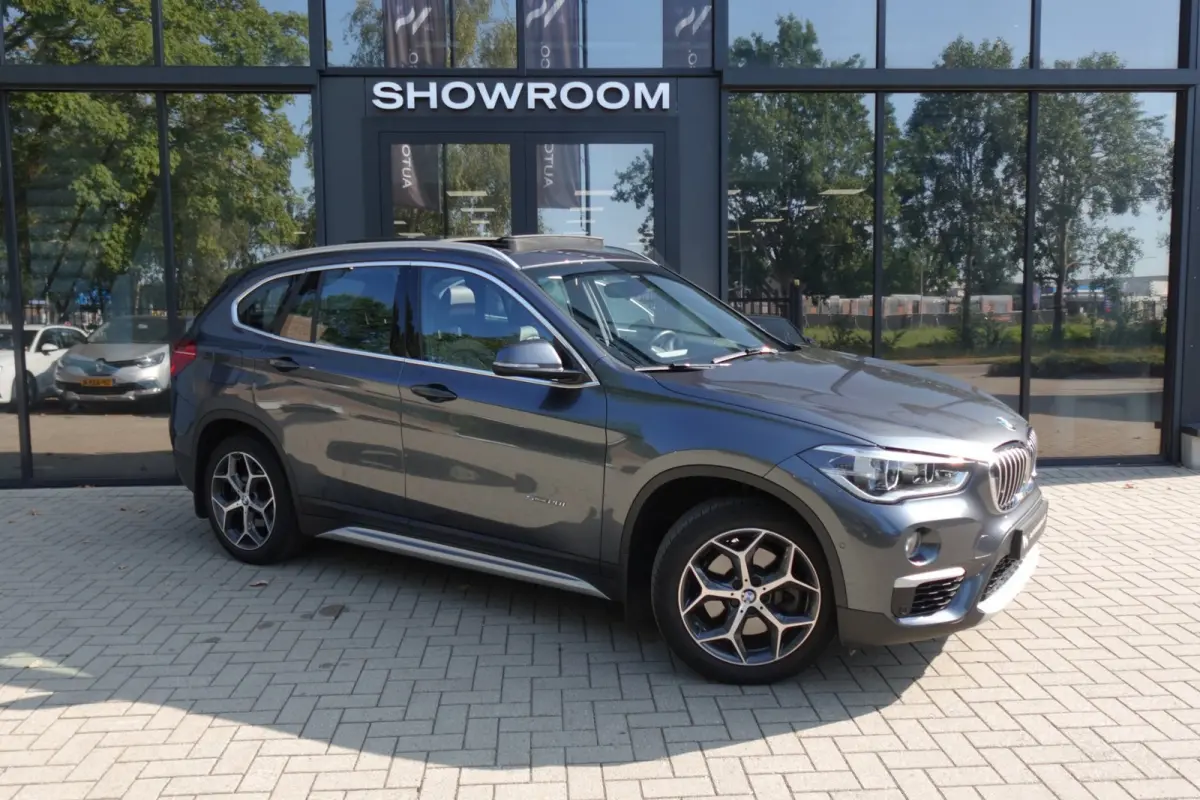 BMW X1 sDrive20i High Executive PANO NAVI LEDER VOL