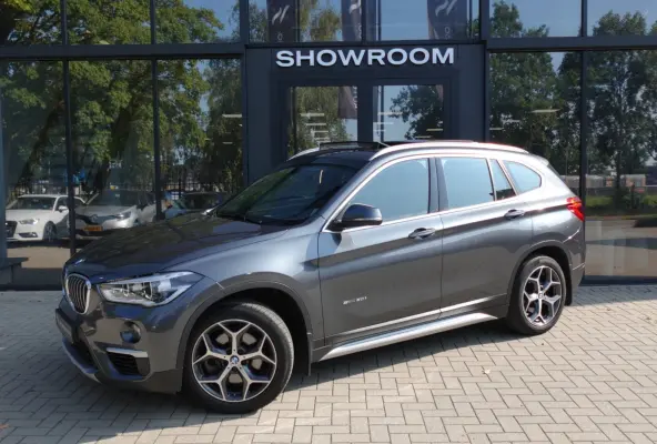 BMW X1 sDrive20i High Executive PANO NAVI LEDER VOL