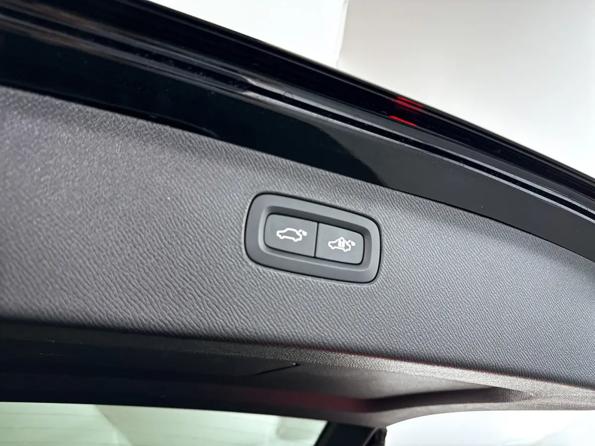 T8 Plug-in hybrid AWD Ultra Dark | Panoramadak | 360° camera | Bowers & Wilkins | Luchtvering | Head-up display | Stoelventilatie | Trekhaak