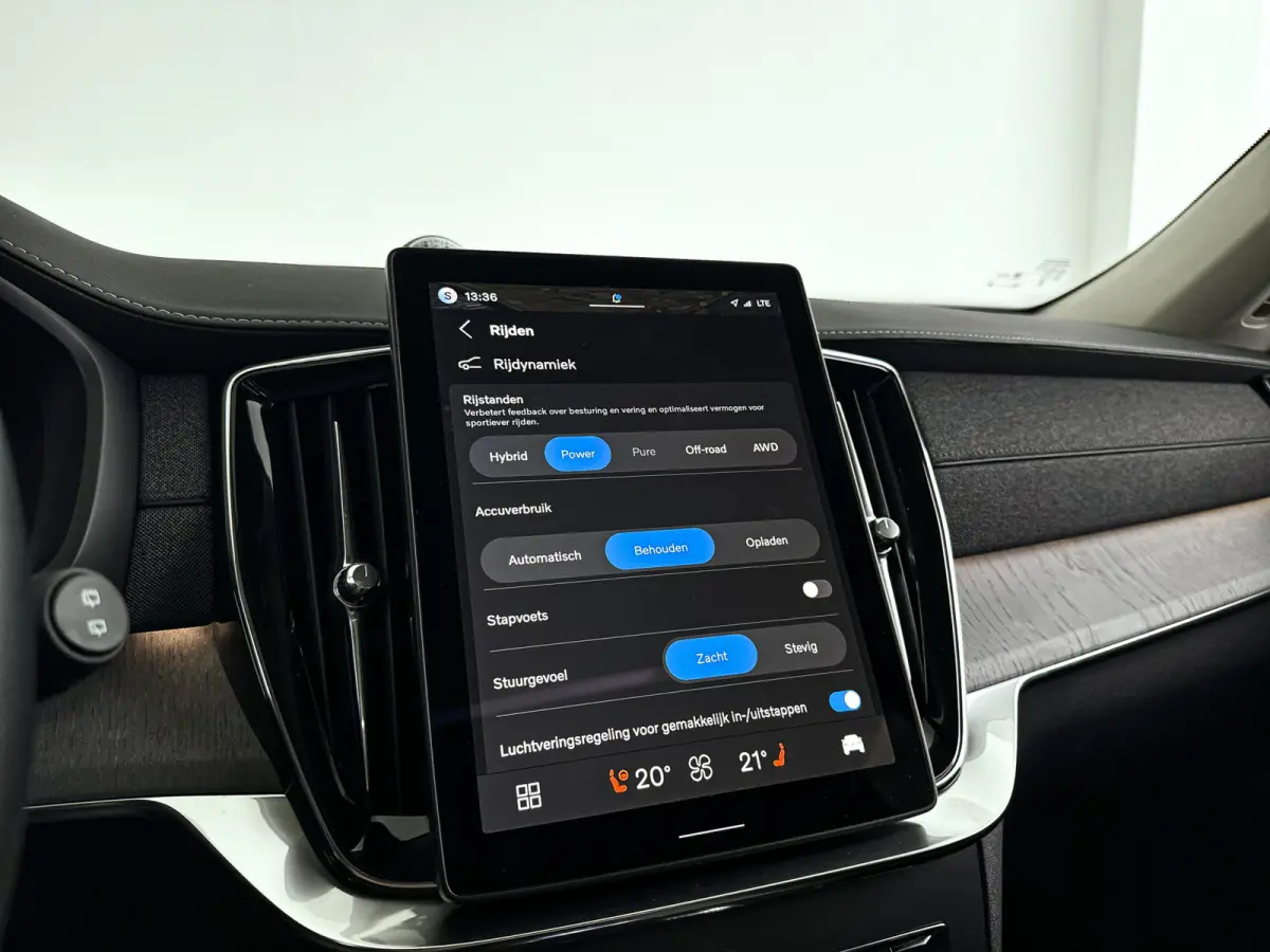 T8 Plug-in hybrid AWD Ultra Dark | Panoramadak | 360° camera | Bowers & Wilkins | Luchtvering | Head-up display | Stoelventilatie | Trekhaak