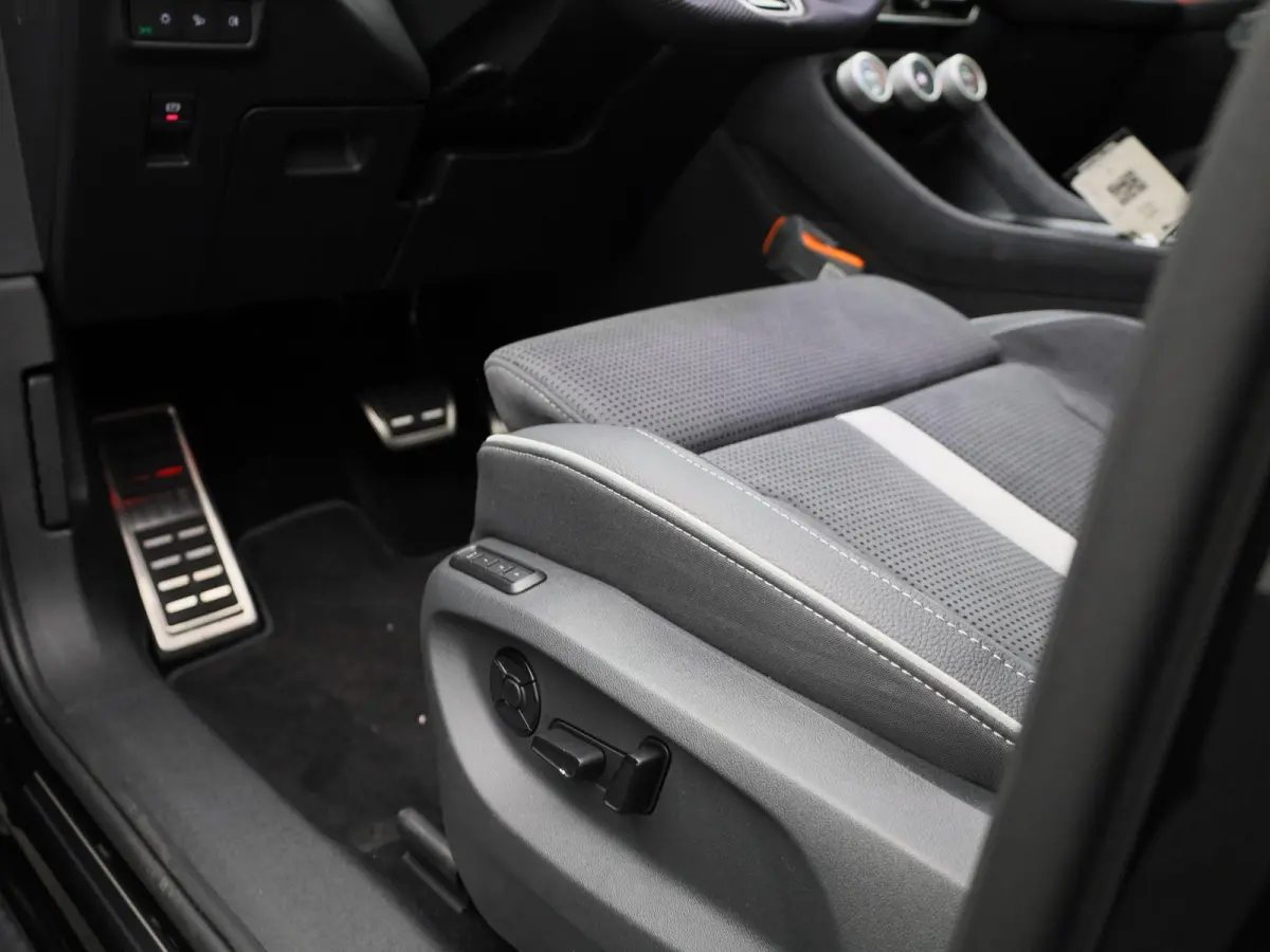 1.5 TSI PHEV Sportline Business 204PK | Automaat | Matrix LED Koplampen | Panoramisch schuif/kanteldak | Navigatie | Apple Carplay/Android Auto | Keyless Entry | Achteruitrijcamera | Climate