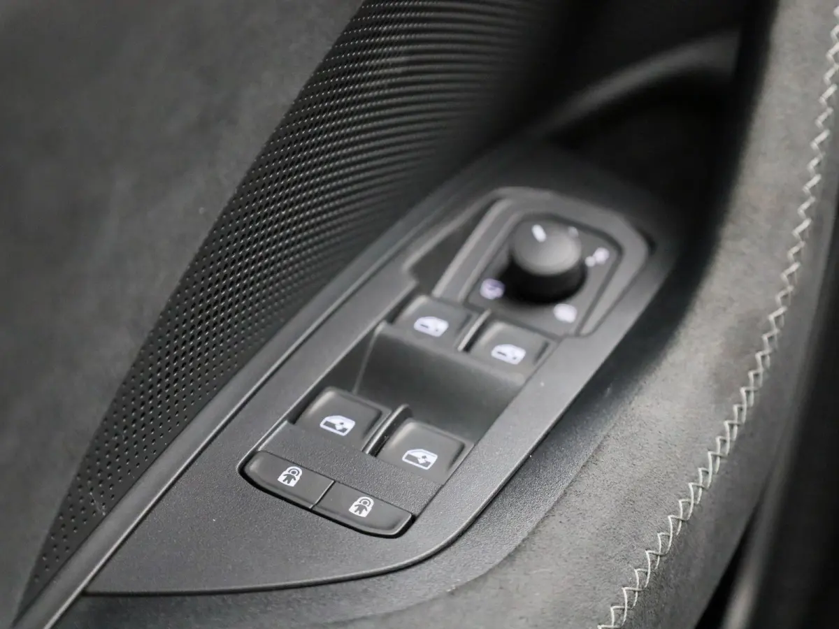 1.5 TSI PHEV Sportline Business 204PK | Automaat | Matrix LED Koplampen | Panoramisch schuif/kanteldak | Navigatie | Apple Carplay/Android Auto | Keyless Entry | Achteruitrijcamera | Climate
