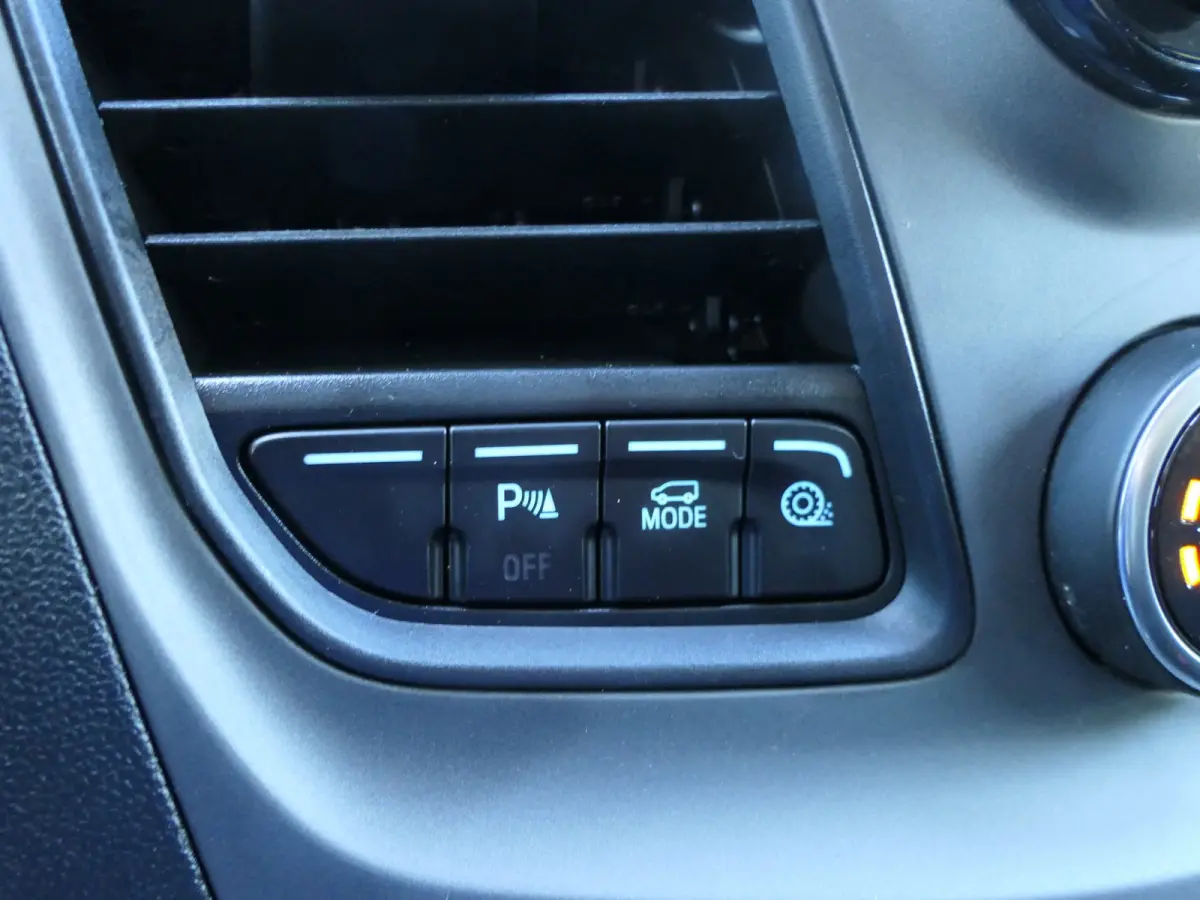 320 2.0 TDCI L2H1 Trend Sport DC Automaat | Dubbele Cabine | 5-Persoons | Navigatie | Trekhaak | Stoelverwarming | CarPlay/Android Auto | Lichtmetalen Velgen