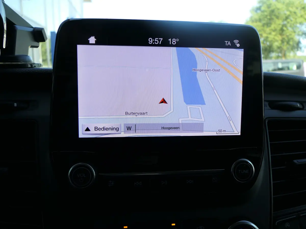 320 2.0 TDCI L2H1 Trend Sport DC Automaat | Dubbele Cabine | 5-Persoons | Navigatie | Trekhaak | Stoelverwarming | CarPlay/Android Auto | Lichtmetalen Velgen