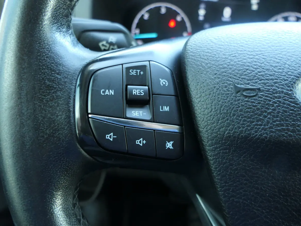 320 2.0 TDCI L2H1 Trend Sport DC Automaat | Dubbele Cabine | 5-Persoons | Navigatie | Trekhaak | Stoelverwarming | CarPlay/Android Auto | Lichtmetalen Velgen