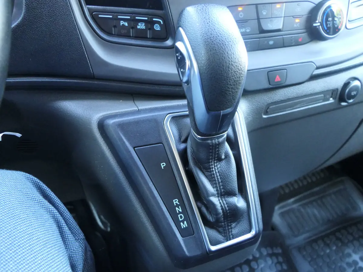 320 2.0 TDCI L2H1 Trend Sport DC Automaat | Dubbele Cabine | 5-Persoons | Navigatie | Trekhaak | Stoelverwarming | CarPlay/Android Auto | Lichtmetalen Velgen