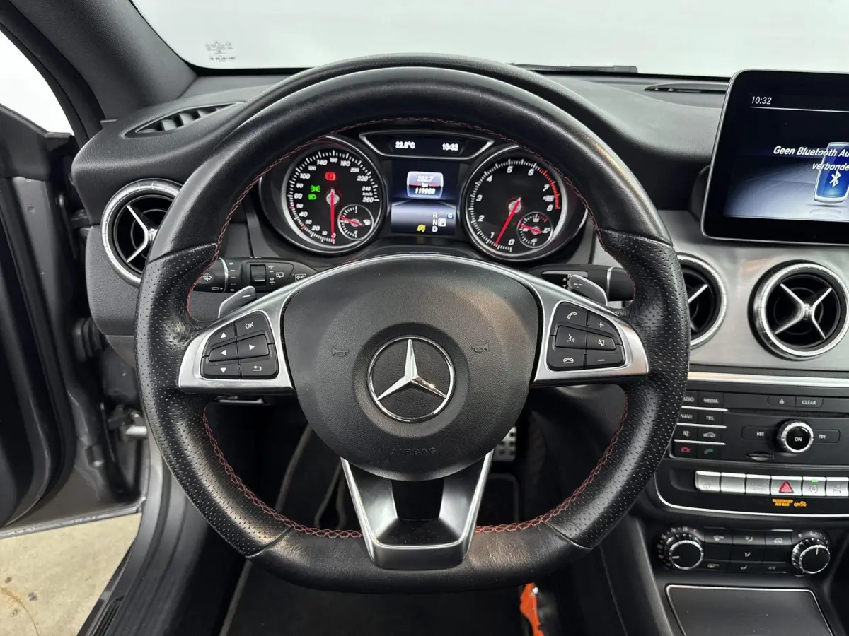 180 Business Solution AMG | PANORAMADAK | CAMERA | HALF-LEDER | STOELVERWARMING | PARKEERSENSOREN | CRUISE CONTROL |