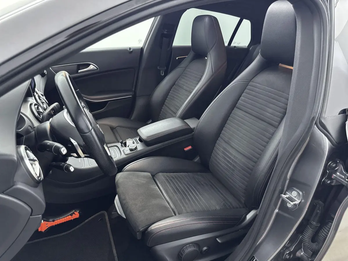 180 Business Solution AMG | PANORAMADAK | CAMERA | HALF-LEDER | STOELVERWARMING | PARKEERSENSOREN | CRUISE CONTROL |