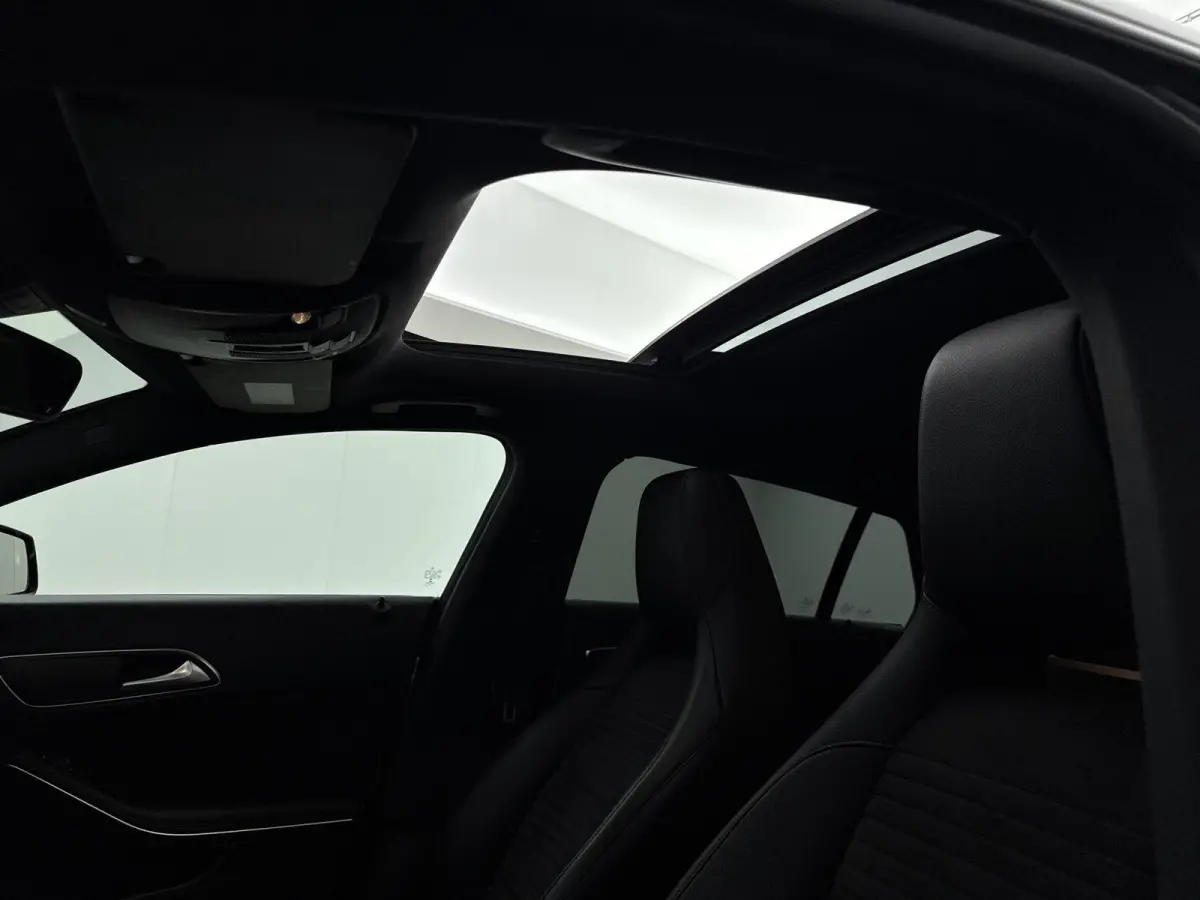 180 Business Solution AMG | PANORAMADAK | CAMERA | HALF-LEDER | STOELVERWARMING | PARKEERSENSOREN | CRUISE CONTROL |