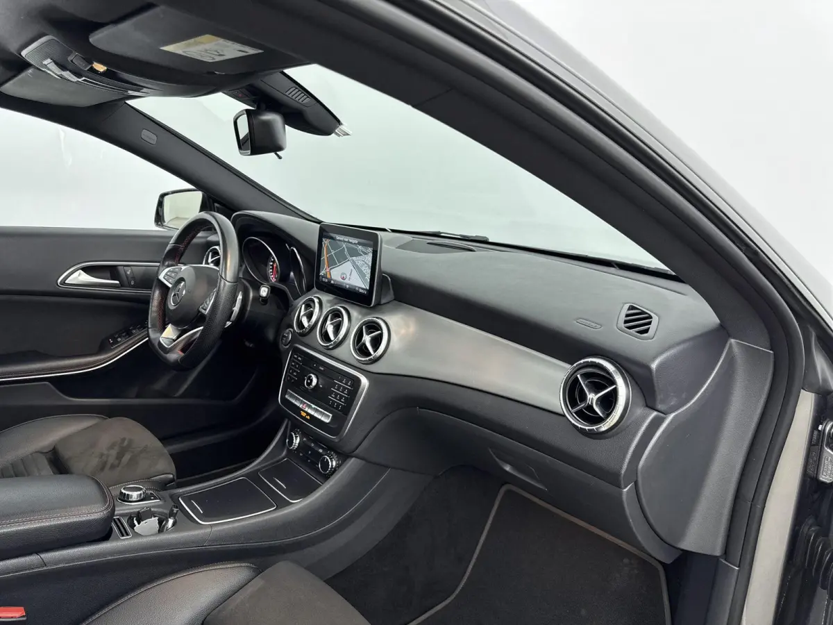 180 Business Solution AMG | PANORAMADAK | CAMERA | HALF-LEDER | STOELVERWARMING | PARKEERSENSOREN | CRUISE CONTROL |