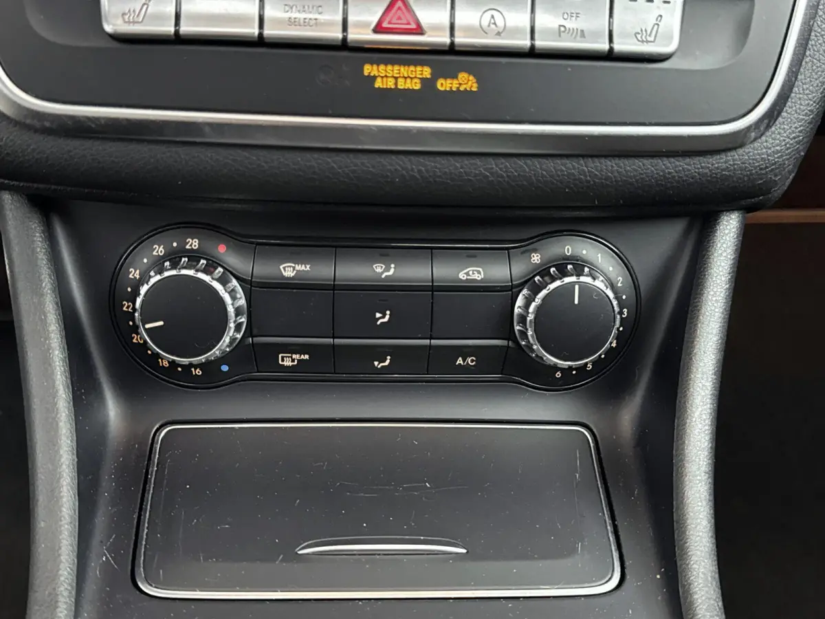 180 Business Solution AMG | PANORAMADAK | CAMERA | HALF-LEDER | STOELVERWARMING | PARKEERSENSOREN | CRUISE CONTROL |