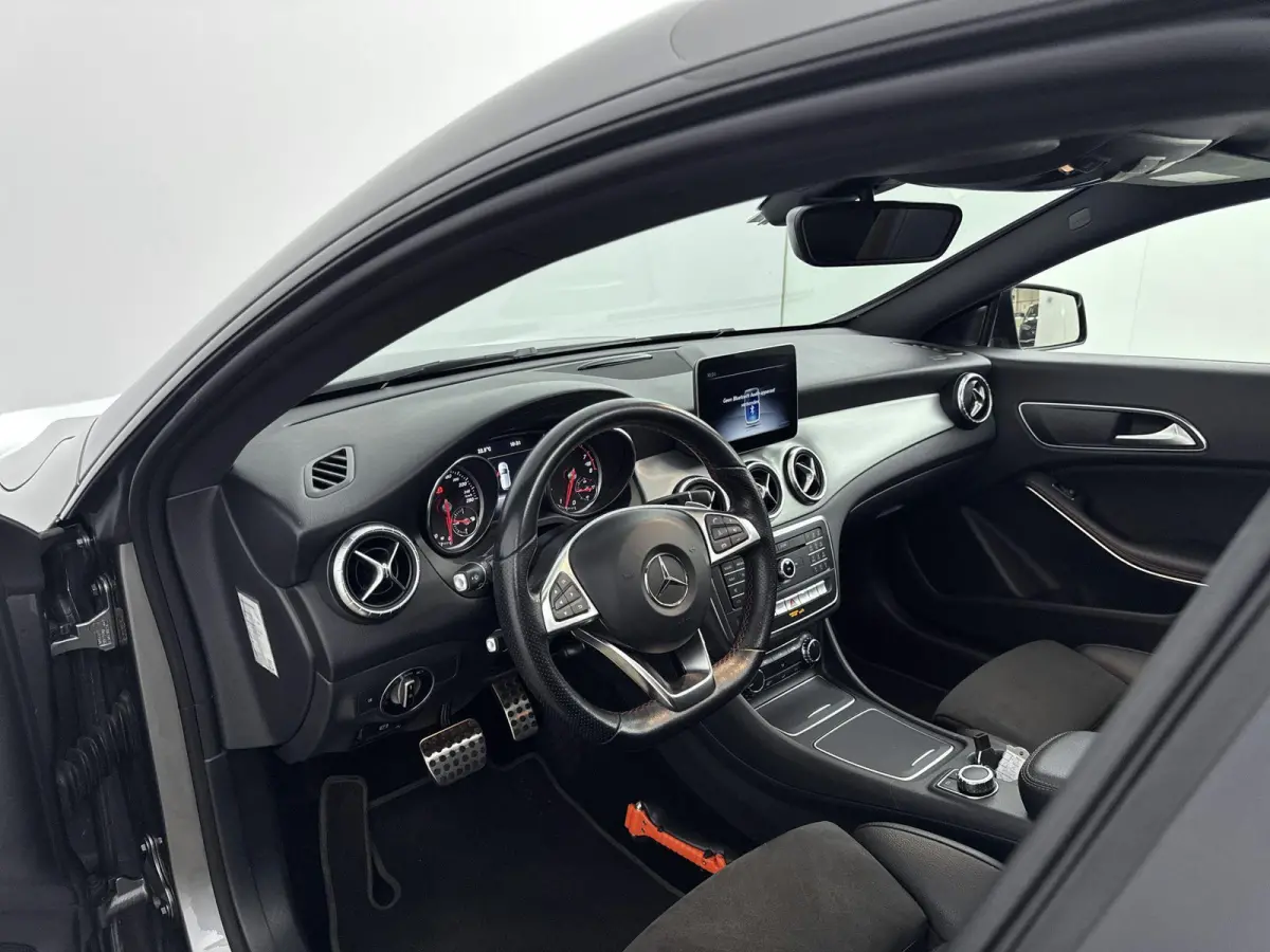 180 Business Solution AMG | PANORAMADAK | CAMERA | HALF-LEDER | STOELVERWARMING | PARKEERSENSOREN | CRUISE CONTROL |