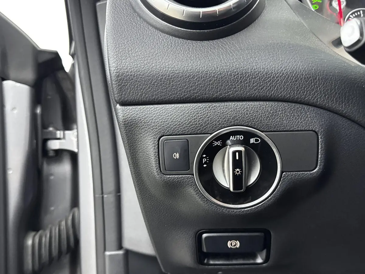 180 Business Solution AMG | PANORAMADAK | CAMERA | HALF-LEDER | STOELVERWARMING | PARKEERSENSOREN | CRUISE CONTROL |