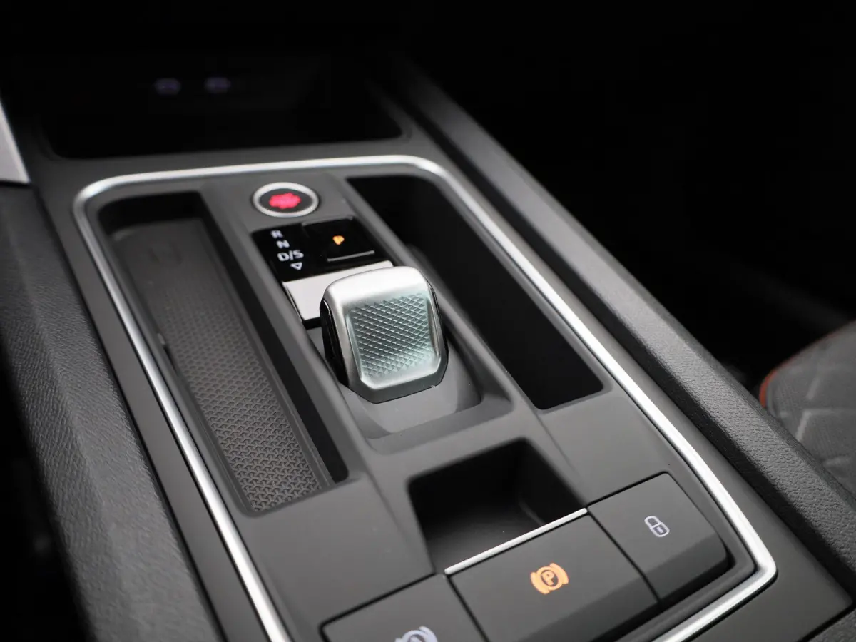 1.5 TSI e-Hybrid FR Business 204 PK | Automaat | LED Matrix Koplampen | Navigatie | Climate Control | Apple Carplay/Android Auto | Achteruitrijcamera | Adaptive Cruise Control | Parkeersenso