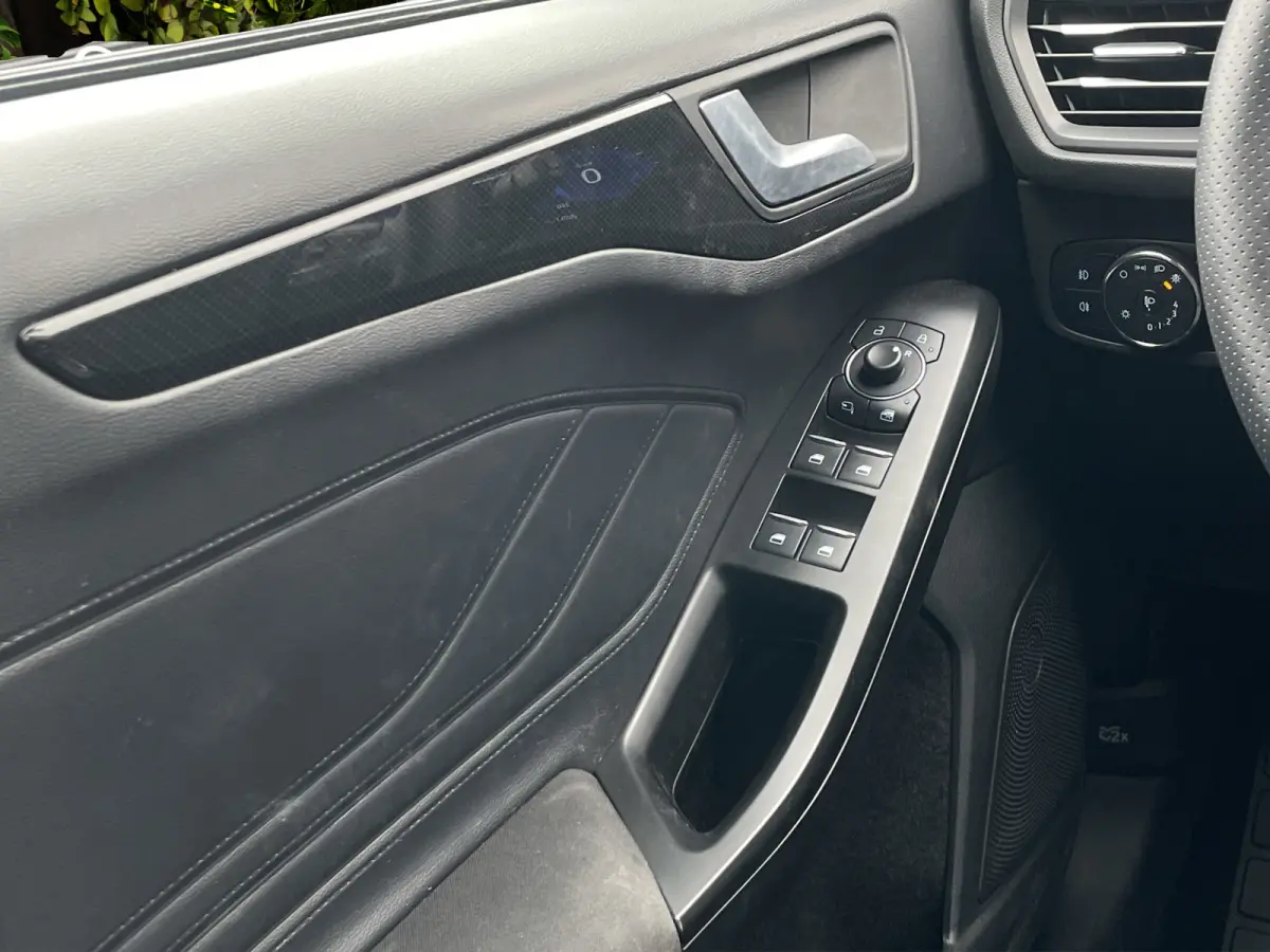 1.0 EcoBoost Hybrid ST Line X Adaptieve cruise | Panoramdak | Stoel- stuurverw. | Carplay | Camera | 18" | AGR