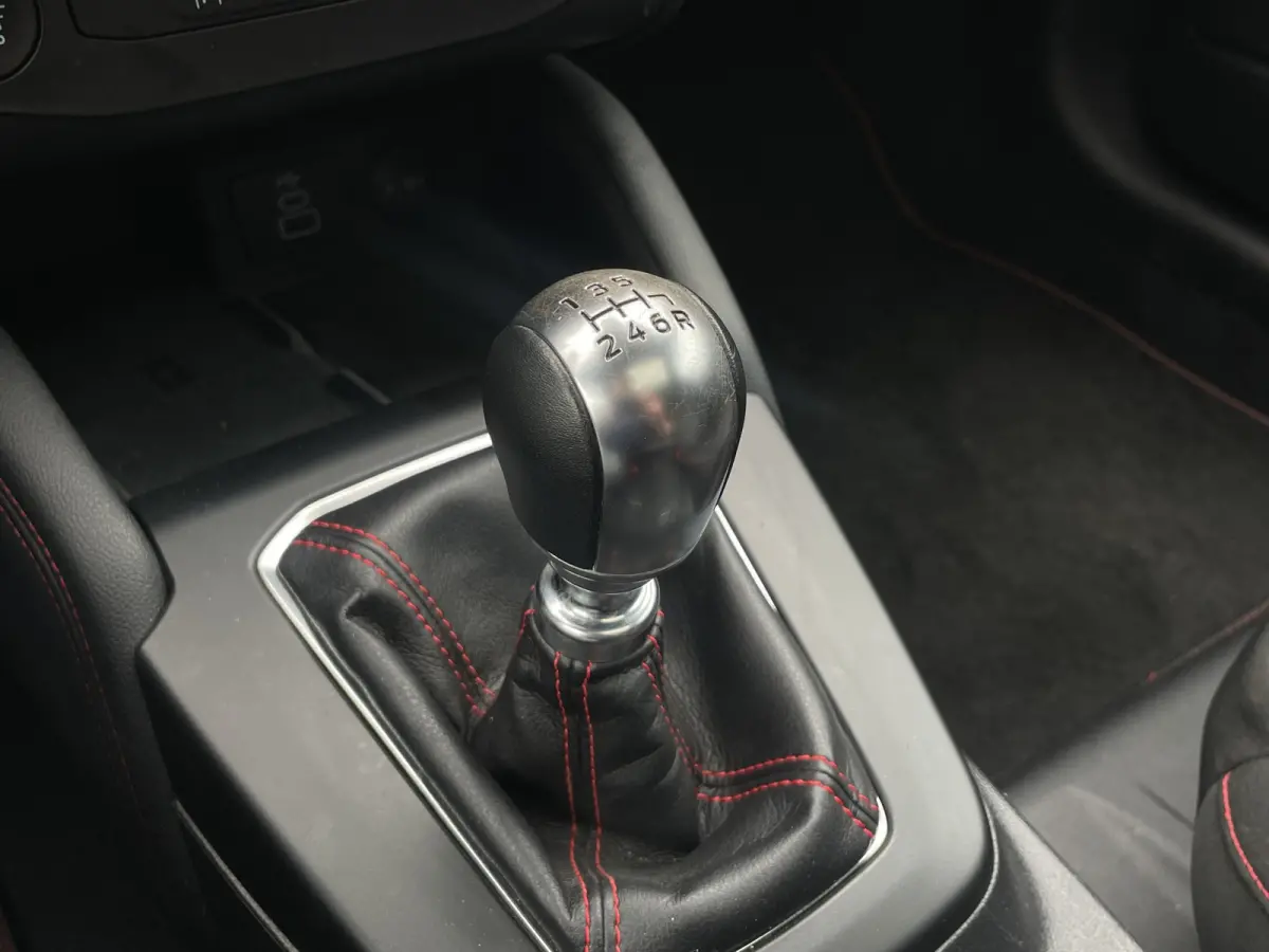 1.0 EcoBoost Hybrid ST Line X Adaptieve cruise | Panoramdak | Stoel- stuurverw. | Carplay | Camera | 18" | AGR