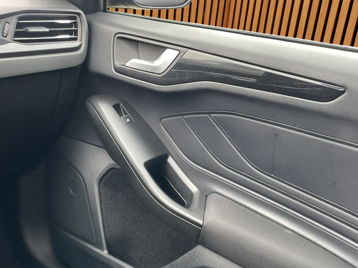 1.0 EcoBoost Hybrid ST Line X Adaptieve cruise | Panoramdak | Stoel- stuurverw. | Carplay | Camera | 18" | AGR