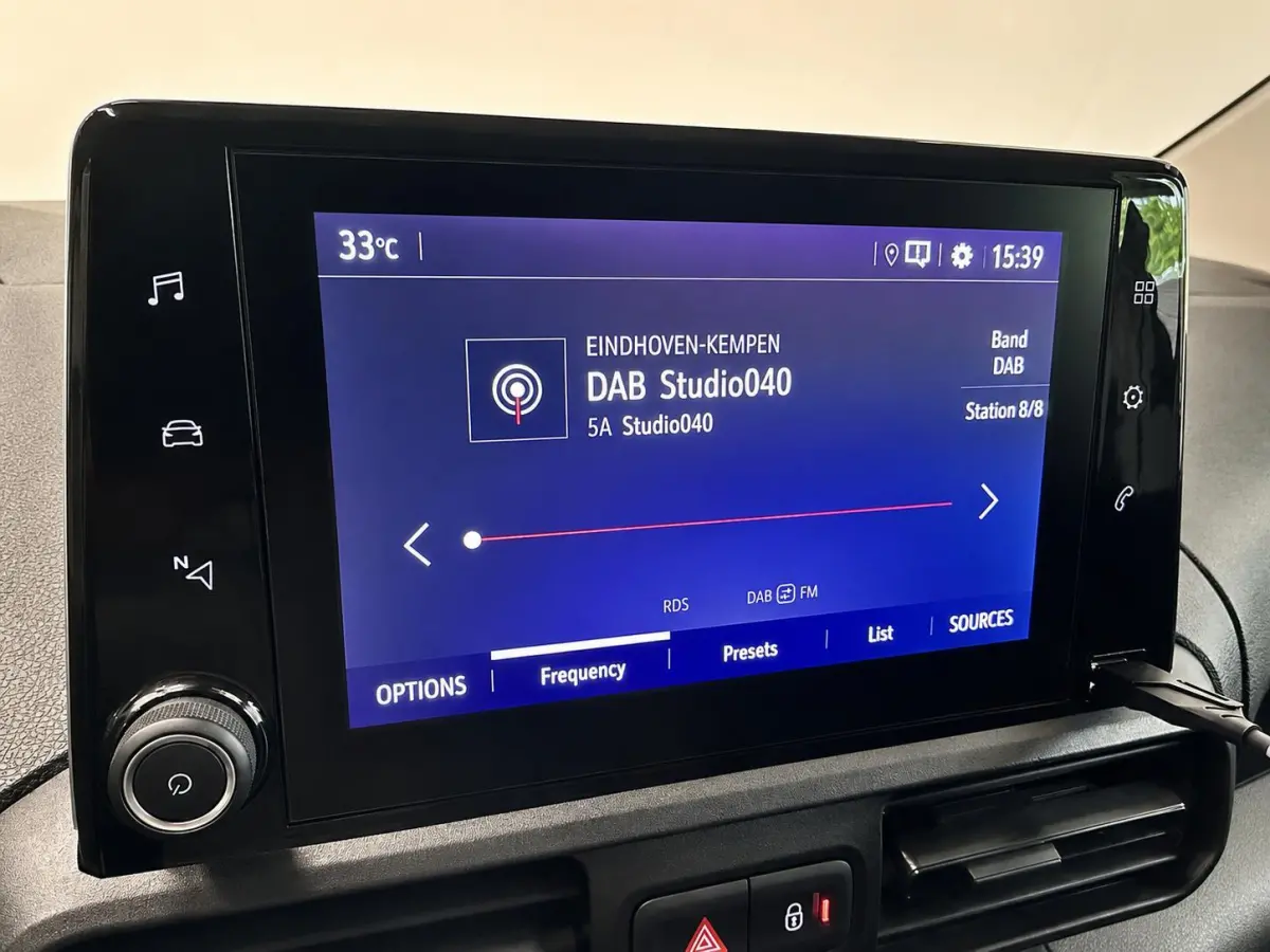 1.5D L1H1 102 pk Edition Navigatie Apple CarPlay Android Auto Parkeerhulp achter Airco DAB