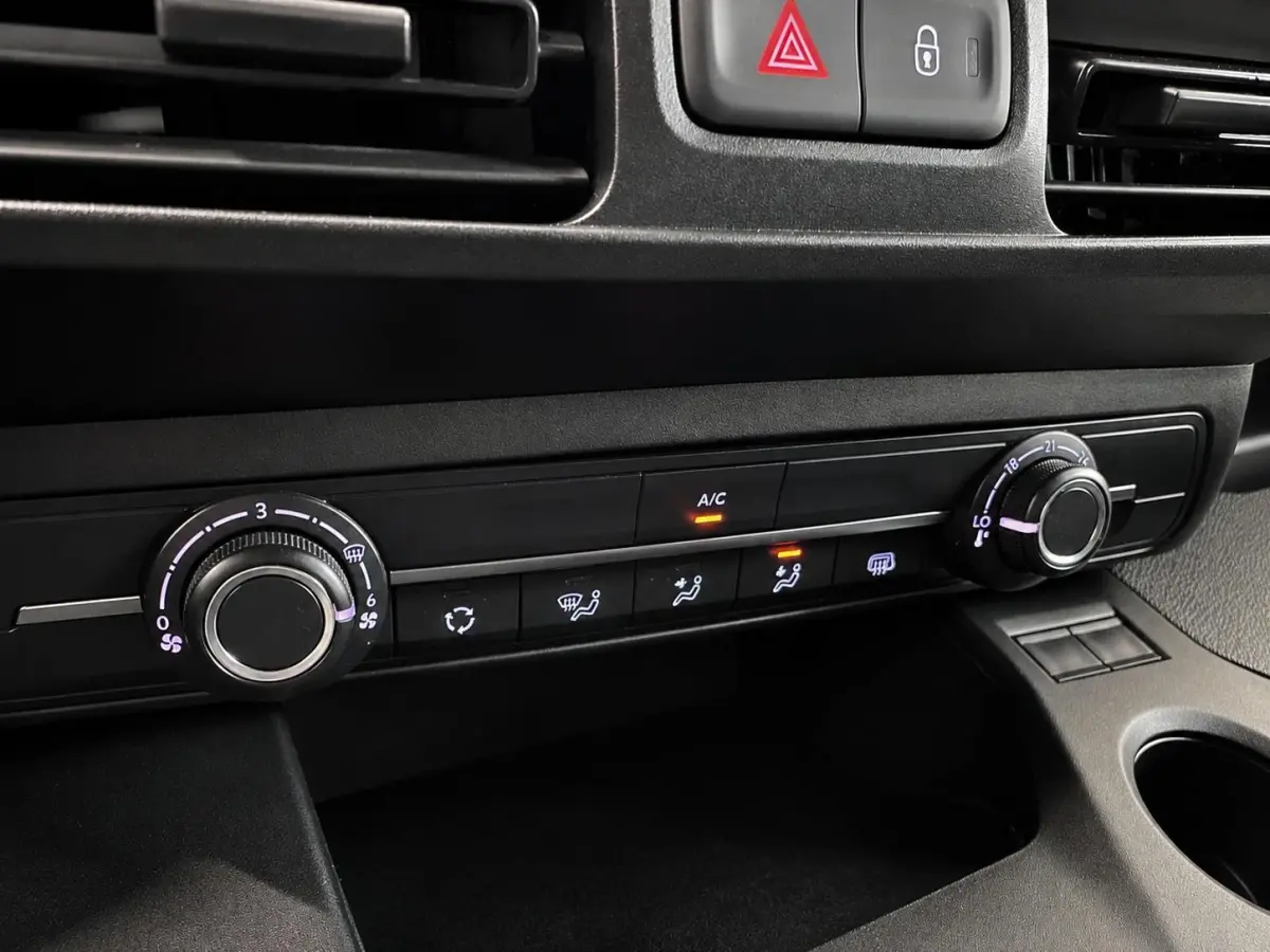1.5D L1H1 102 pk Edition Navigatie Apple CarPlay Android Auto Parkeerhulp achter Airco DAB