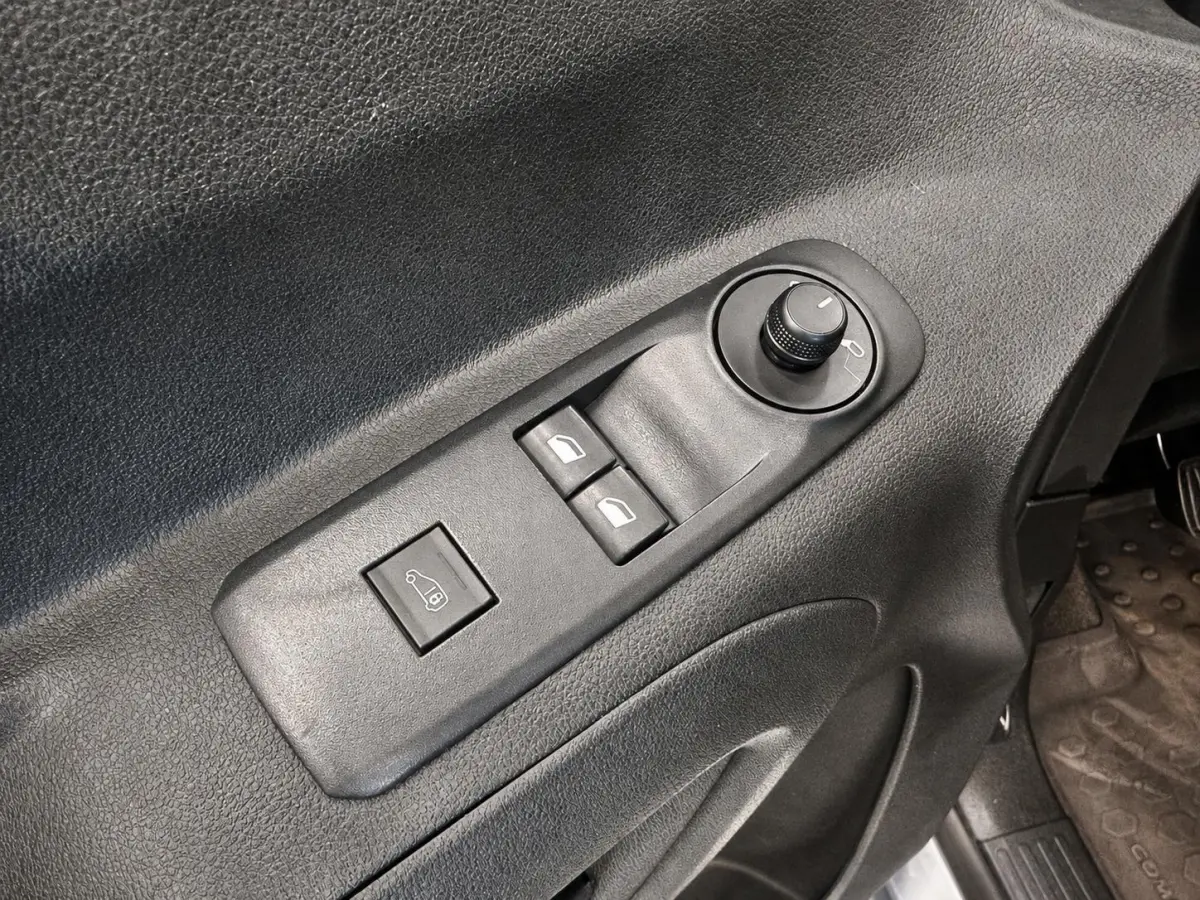 1.5D L1H1 102 pk Edition Navigatie Apple CarPlay Android Auto Parkeerhulp achter Airco DAB