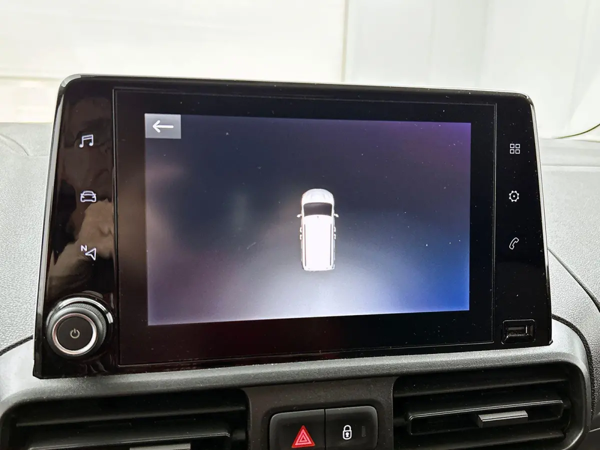 1.5D L1H1 102 pk Edition Navigatie Apple CarPlay Android Auto Parkeerhulp achter Airco DAB