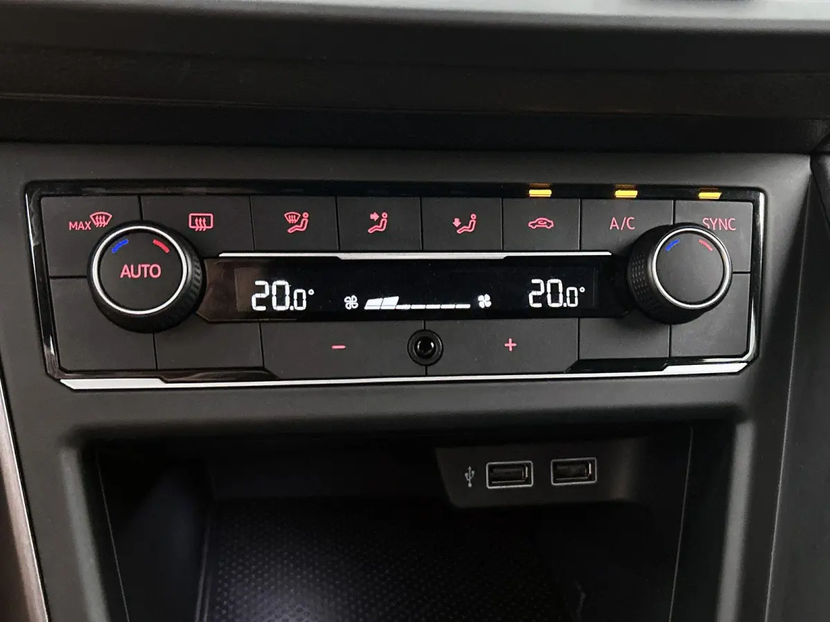 1.0 TSI Highline Business R | 95 PK | Automaat | Trekhaak | Climatronic Automatische Airco | Cruise Control Adaptief | Navigatie | Parkeersensoren  | Digital Cockpit PRO |