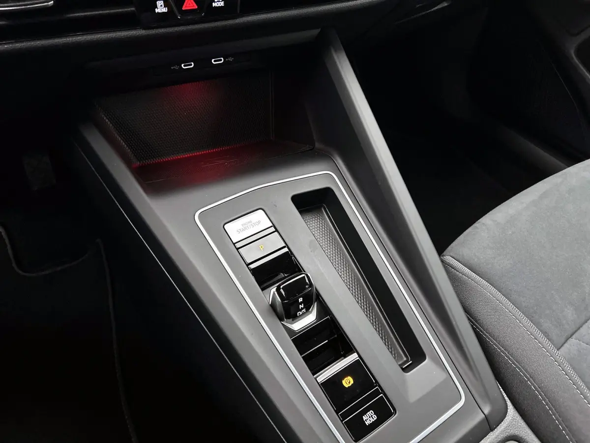 1.4 eHybrid Style | 204 PK | Soh 100% | Parkeercamera | Stoel en Stuurverwarming | Parkeersensoren | Ergo Stoelen (Incl. Massage + Memory) | Apple Carplay / Android Auto