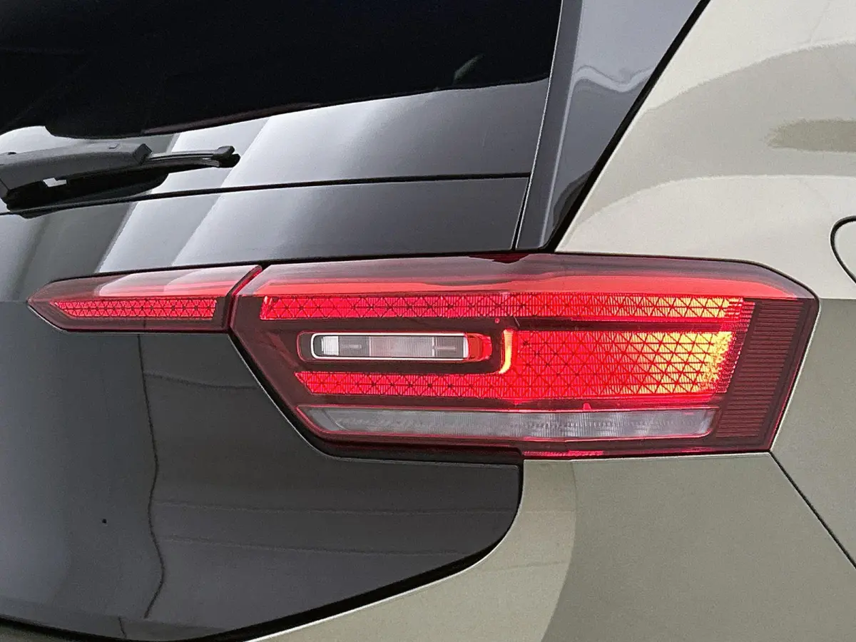 Pro Business 59 kWh | SoH 91% | Olive Green | Keyless | Parkeercamera | Stoelverwarming | Navigatie | Carplay / Android Auto