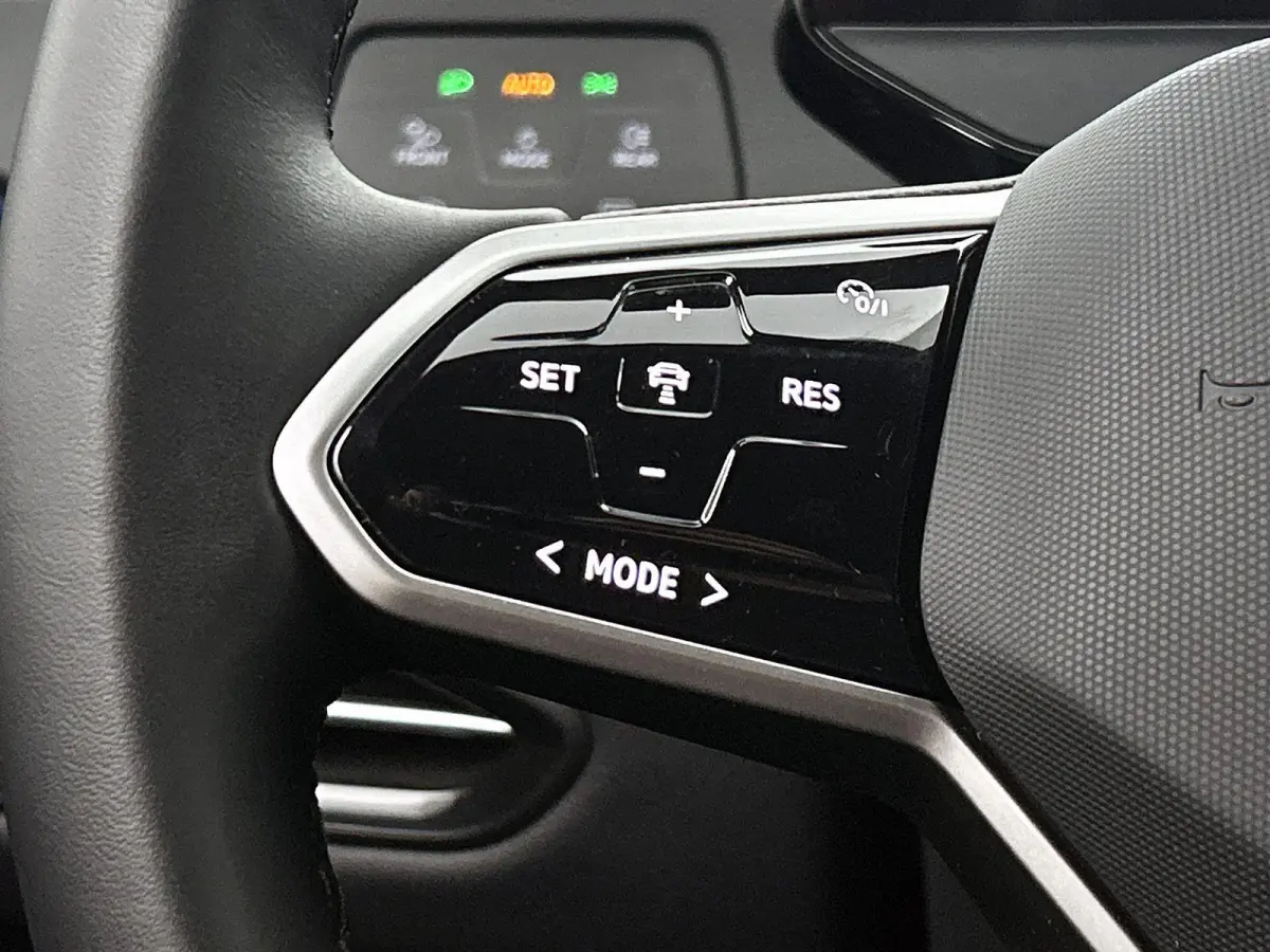 Pro Business 59 kWh | SoH 91% | Olive Green | Keyless | Parkeercamera | Stoelverwarming | Navigatie | Carplay / Android Auto