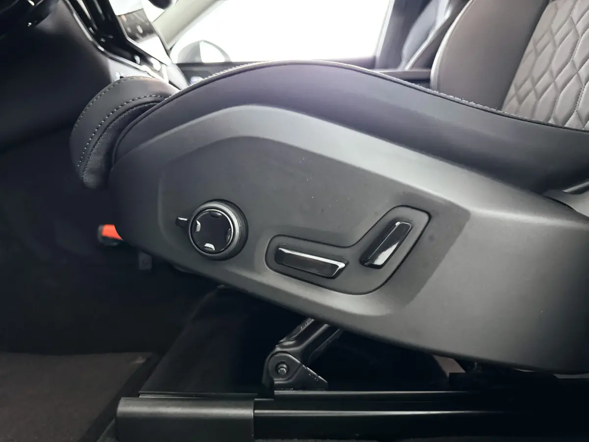 T6 Plug-in hybrid AWD Plus Bright | SOH 99% | 360° camera | Harman Kardon | Stoel- en stuurverwarming | Trekhaak