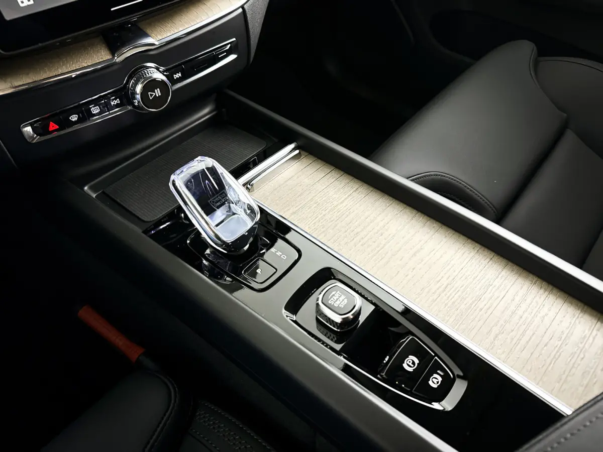T6 Plug-in hybrid AWD Plus Bright | SOH 99% | 360° camera | Harman Kardon | Stoel- en stuurverwarming | Trekhaak