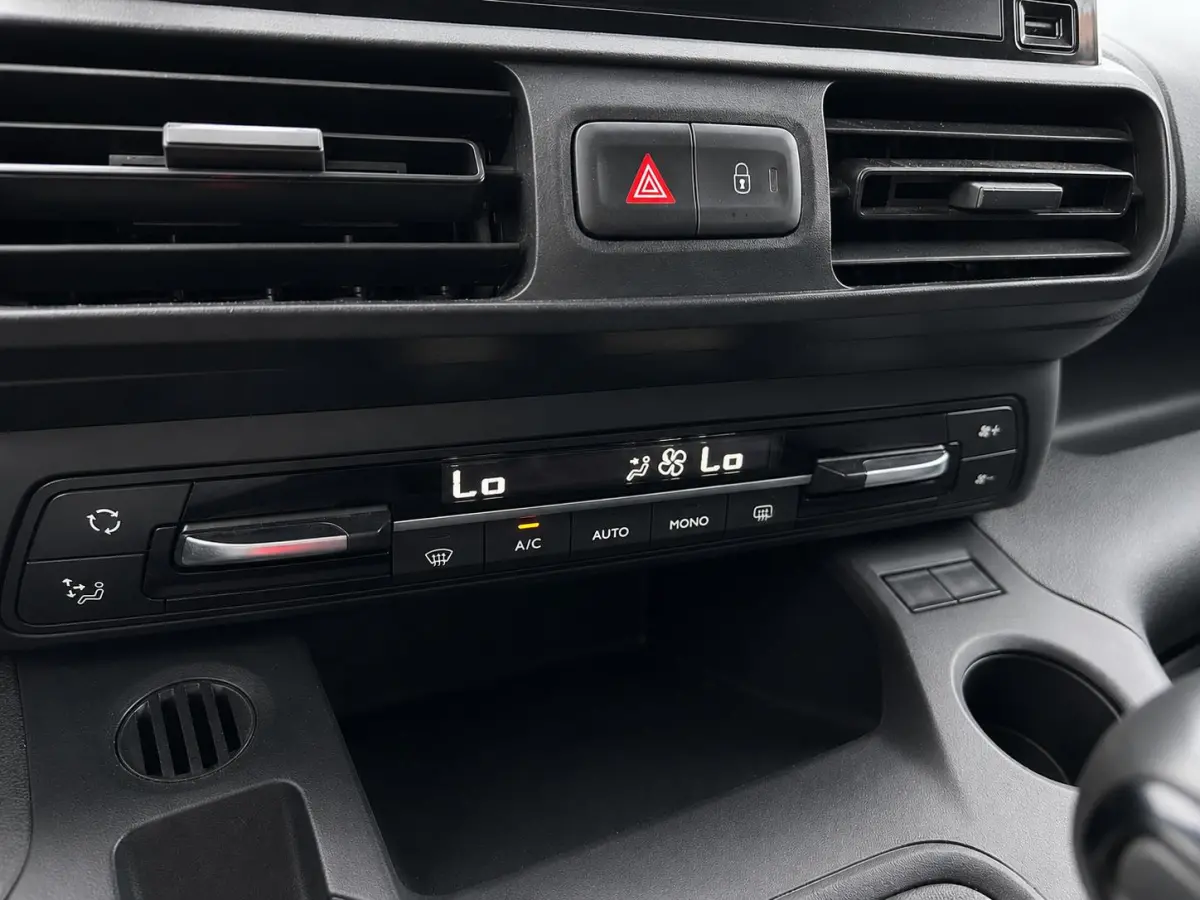 1.5D L2H1 Edition Navigatie Apple CarPlay Android Auto Parkeerhulp achter Climate Control
