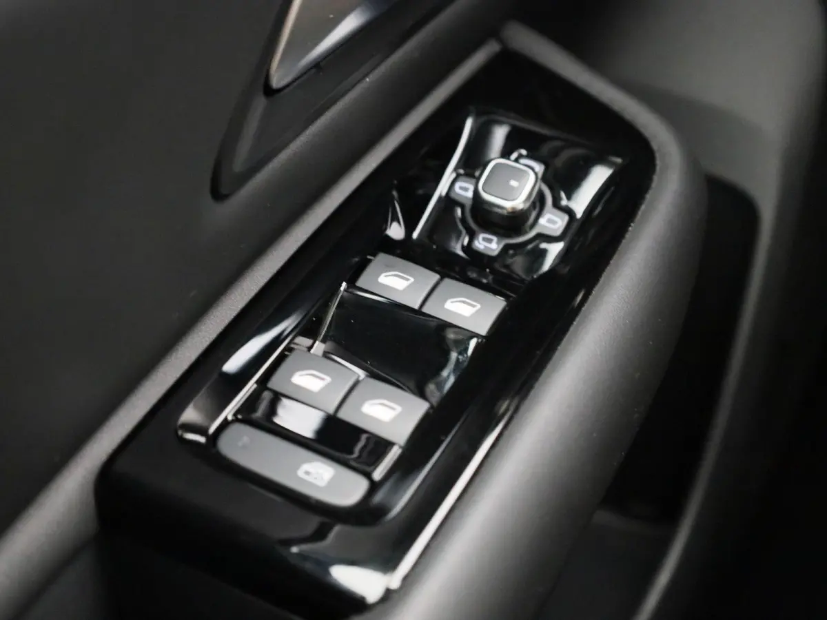 1.6 Plug-in Hybrid 225 Shine AUTOMAAT | PANORAMADAK | VIRTUEEL | NAVIGATIE | LEDER | CLIMA | ADAPTIEVE CRUISE | 360 CAMERA | APPLE CARPLAY | HEAD-UP | 12 MAANDEN BOVAG GARANTIE |