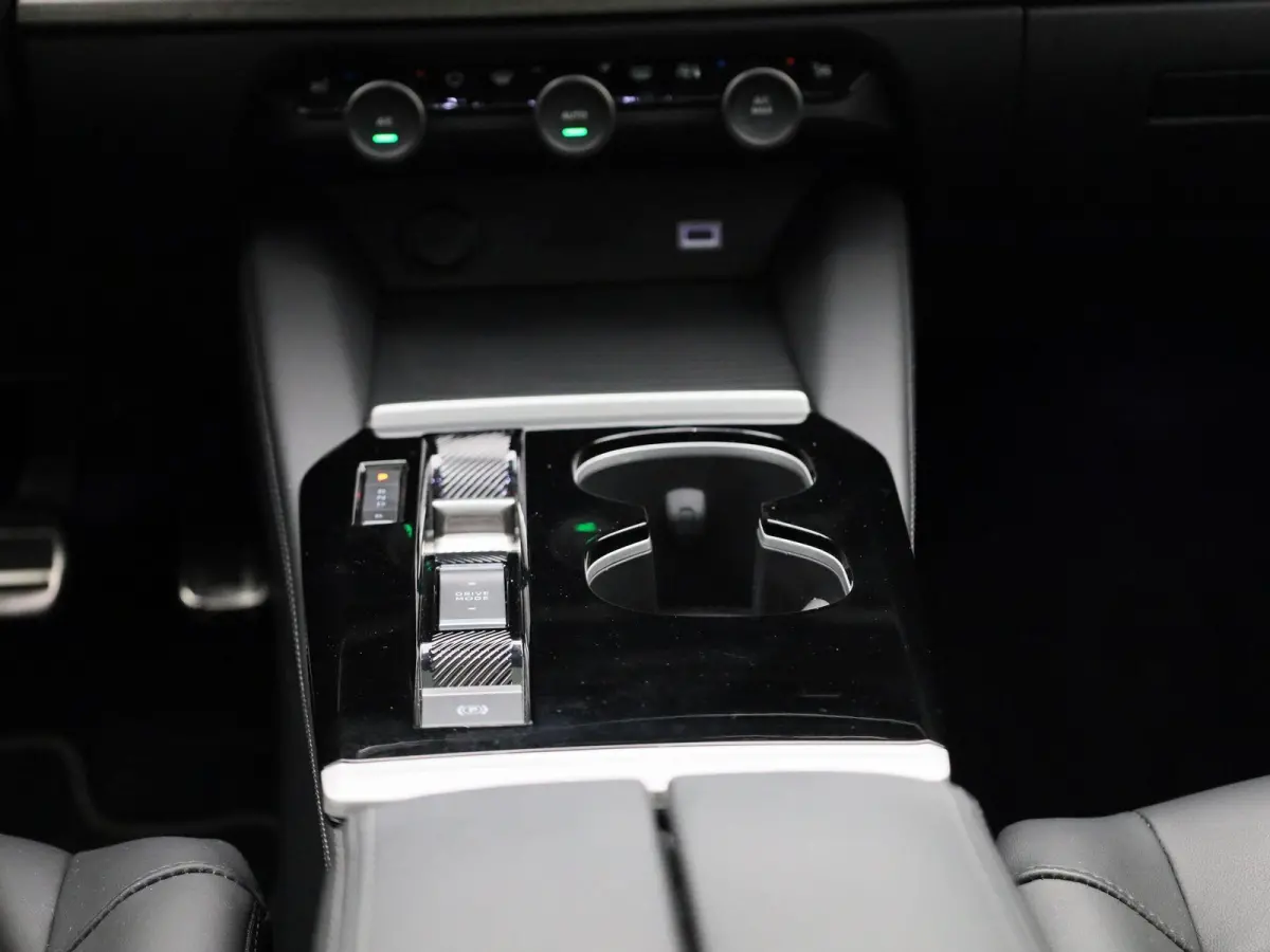 1.6 Plug-in Hybrid 225 Shine AUTOMAAT | PANORAMADAK | VIRTUEEL | NAVIGATIE | LEDER | CLIMA | ADAPTIEVE CRUISE | 360 CAMERA | APPLE CARPLAY | HEAD-UP | 12 MAANDEN BOVAG GARANTIE |