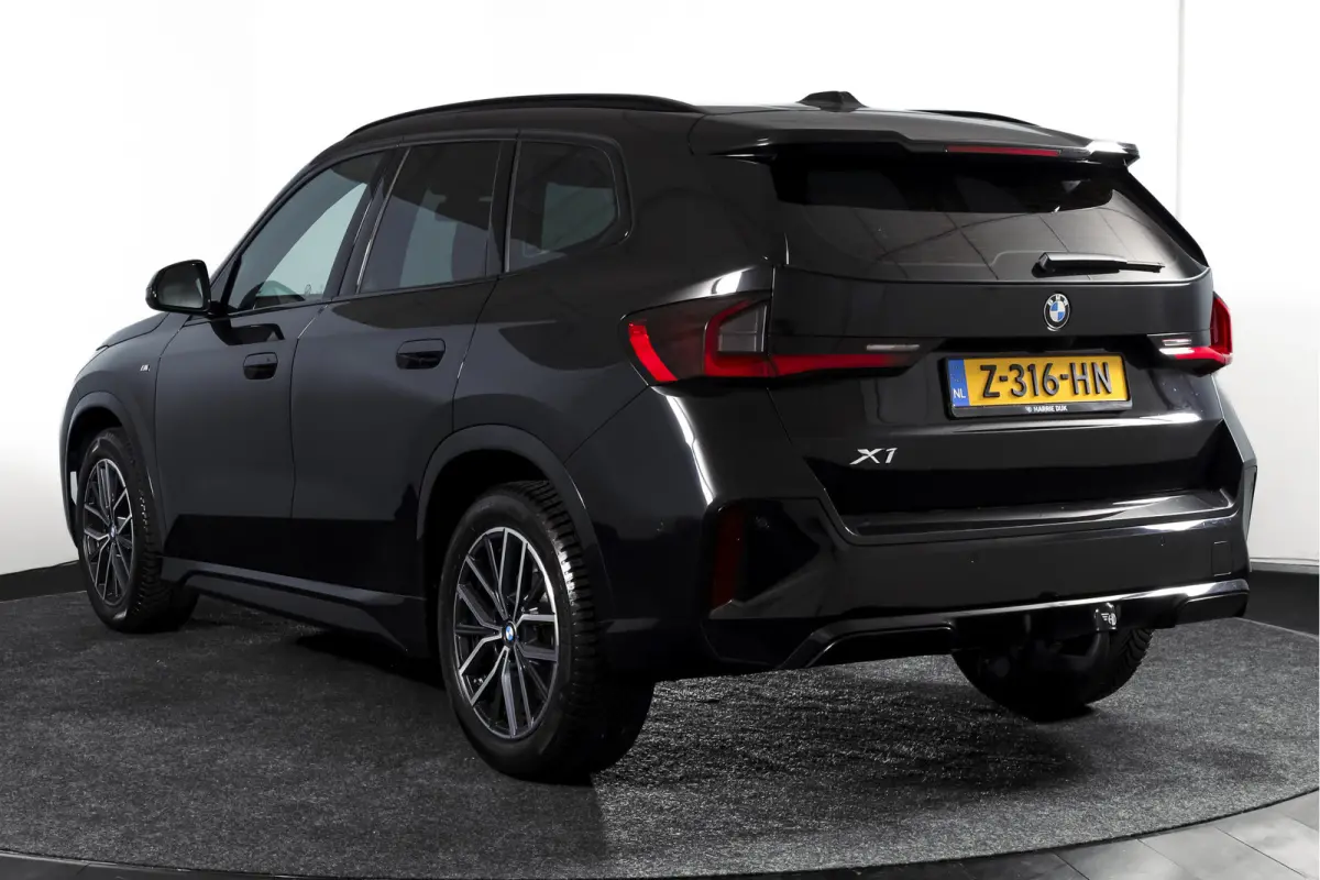 sDrive18i 136 PK M-Sport | Afn. Trekhaak | Dig. Cockpit | Cruise | PDC | Camera | NAV + App. Connect | ECC | Elek. Klep | LM 18" |