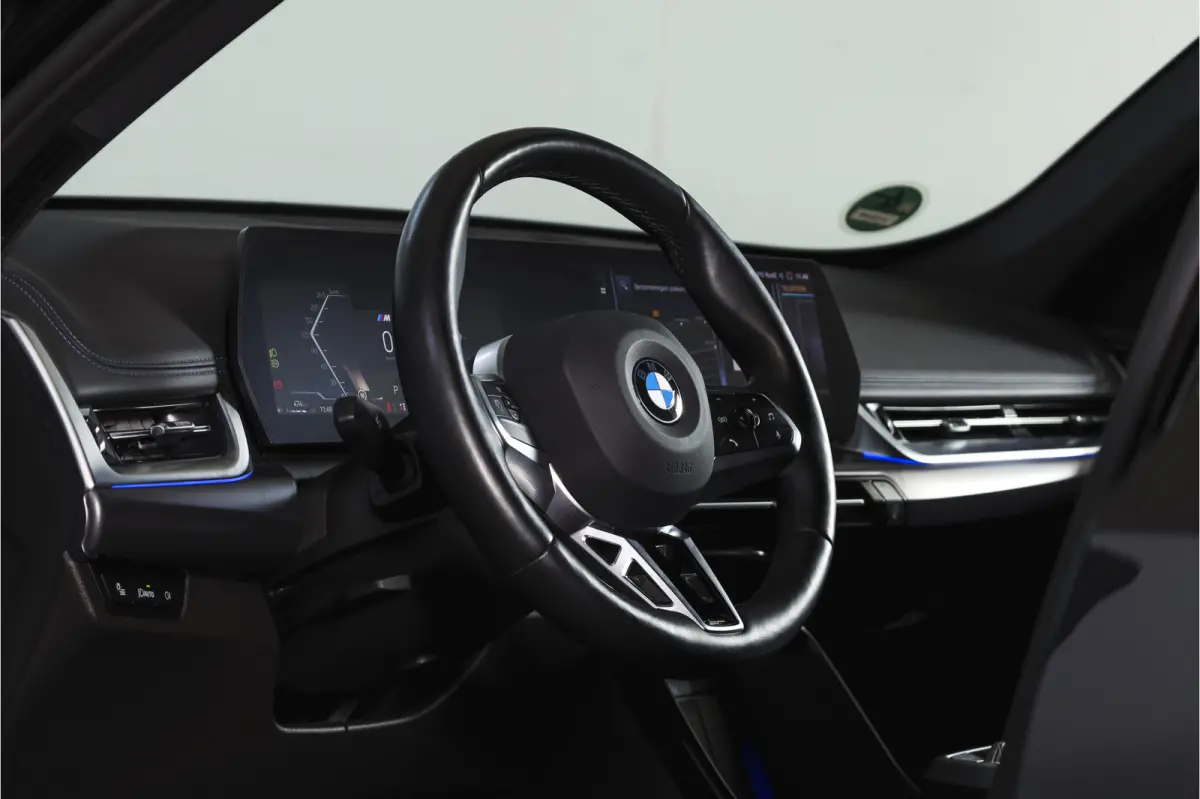 sDrive18i 136 PK M-Sport | Afn. Trekhaak | Dig. Cockpit | Cruise | PDC | Camera | NAV + App. Connect | ECC | Elek. Klep | LM 18" |