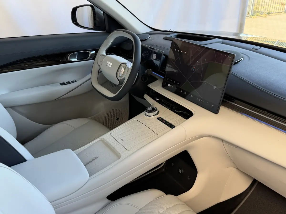 Max+ 68 kWh | 475 km WLTP | 8 Jaar Garantie | Pano | Elektr. Achterklep | 360° Camera | Warmtepomp | Verwarmde & Geventileerde Stoelen Geely Wijchen