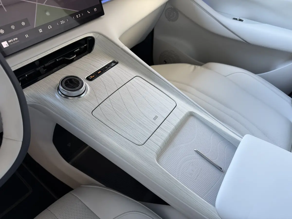 Max+ 68 kWh | 475KM Bereik Speciaal Wit Leer Topuitvoering | Panoramadak | Elektr. Achterklep | 360° Camera | 8 Jaar Garantie Geely Wijchen