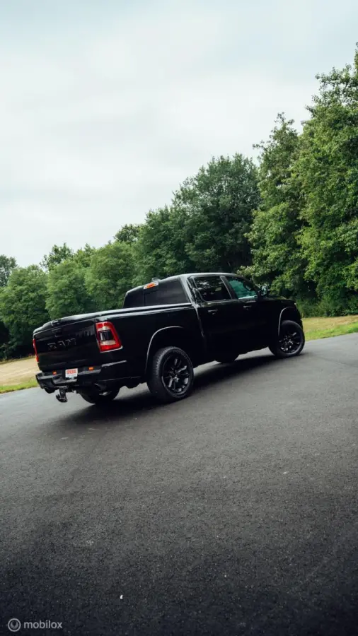 1500 Laramie Night Crew Cab 4x4