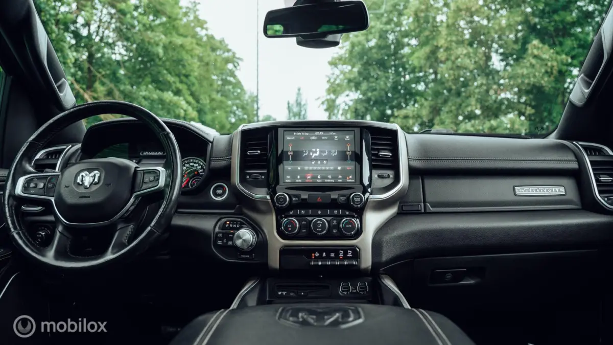 1500 Laramie Night Crew Cab 4x4