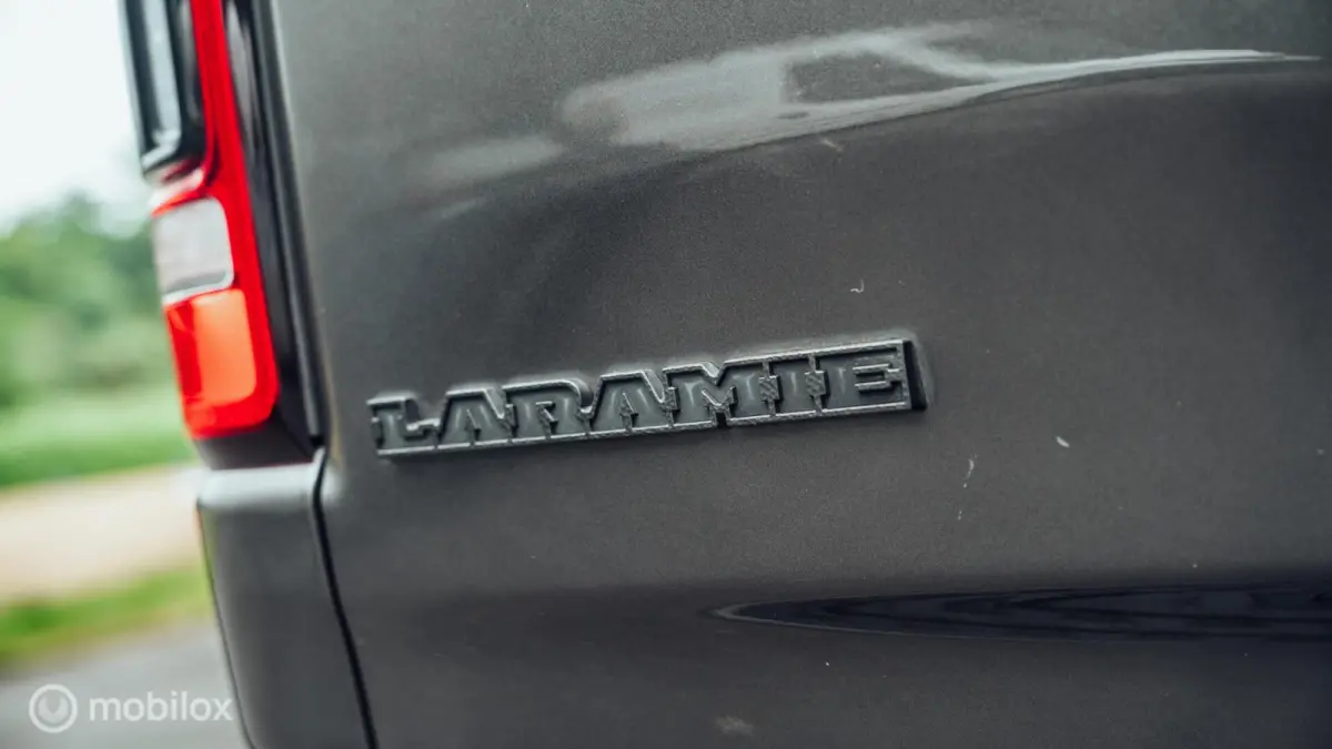 1500 Laramie Night Crew Cab 4x4