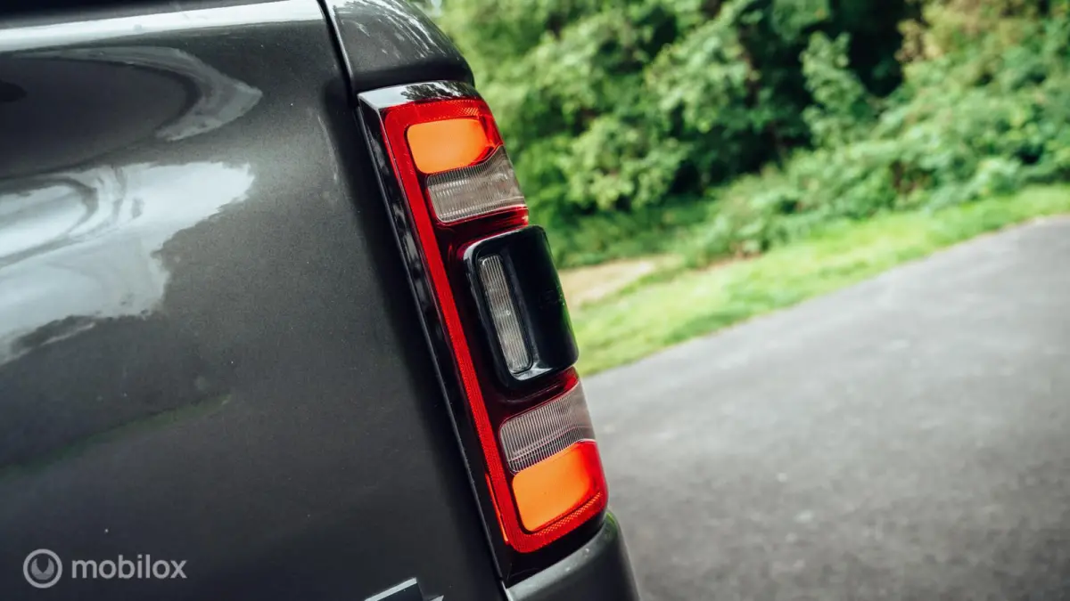 1500 Laramie Night Crew Cab 4x4