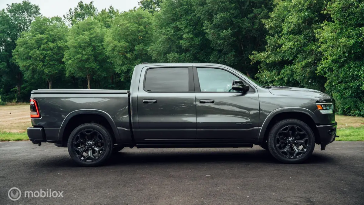 1500 Laramie Night Crew Cab 4x4