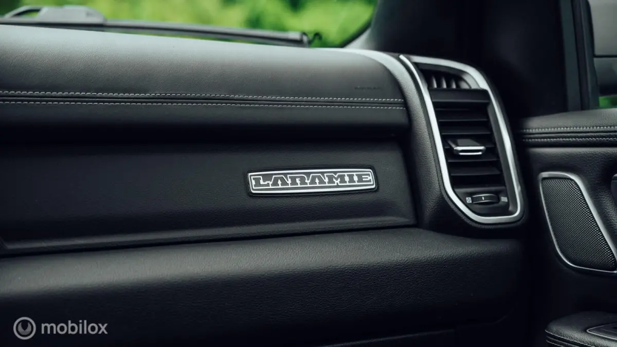 1500 Laramie Night Crew Cab 4x4
