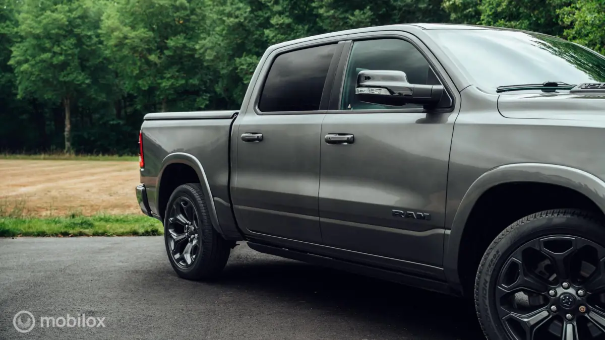 1500 Laramie Night Crew Cab 4x4