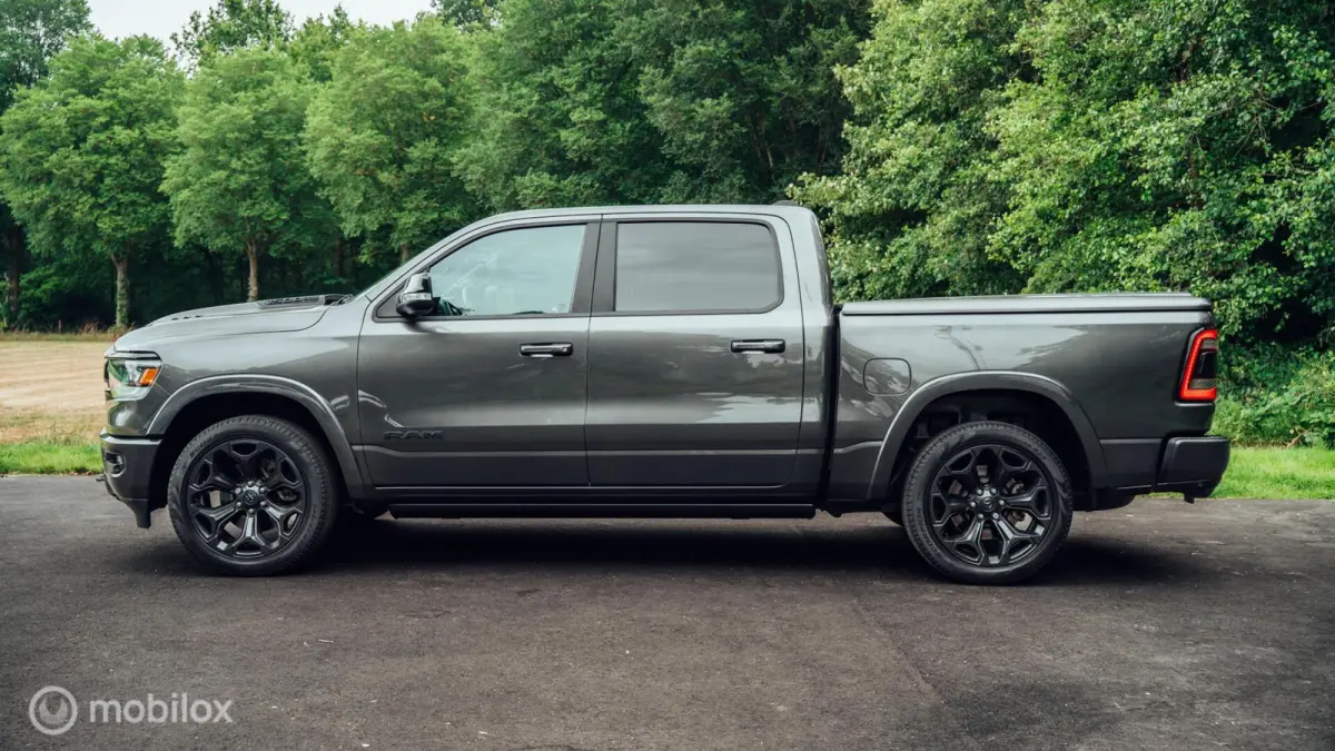 1500 Laramie Night Crew Cab 4x4