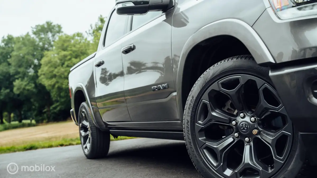 1500 Laramie Night Crew Cab 4x4