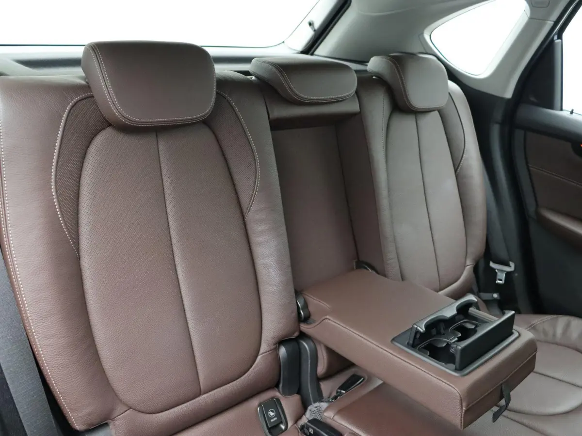 218i Executive | Comfort Pack | Sportline | Stuurwielrand Verwarmd | Head-Up Display | 17''